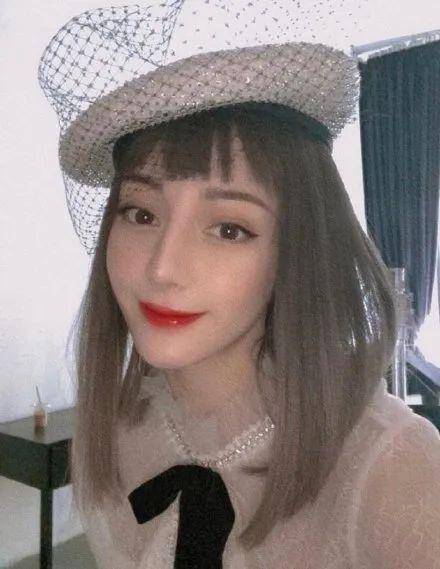 刘海|贵妇李嘉欣新造型翻车,剪空气刘海被评显老,素颜曝光像男人