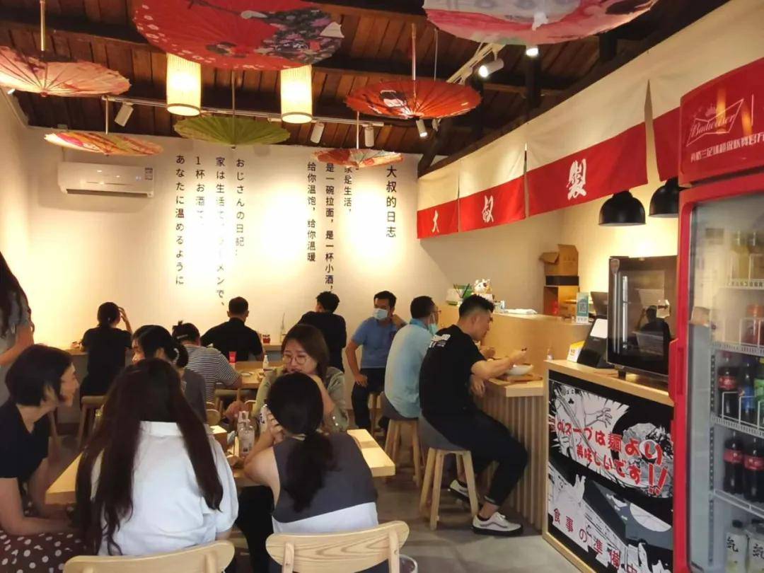 店铺装修清新明亮,按日本拉面小店的模