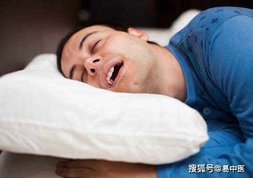 人们睡觉的时候习惯用嘴巴呼吸,而不靠鼻子呼吸,这种行为也会影响到