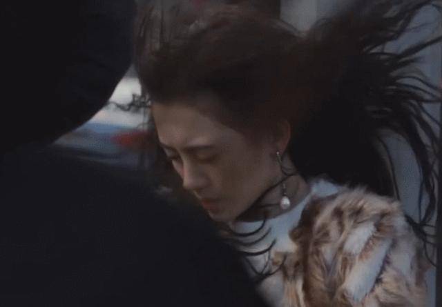 阴影|原创鞠婧祎遭遇强风发际线被吹起，阴影粉涂太多场面尴尬