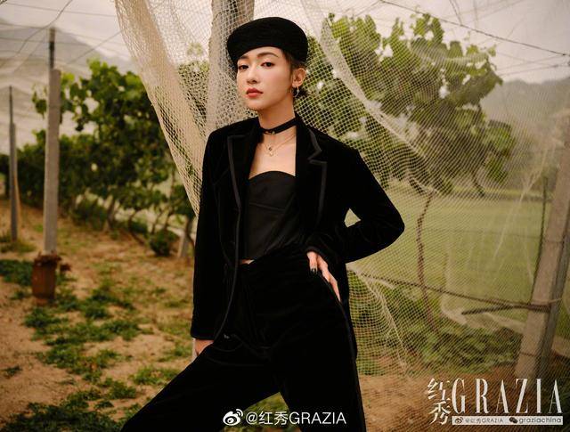 Dior|吴谨言再登杂志封面,纯黑套装大秀美背,画面洋溢着法式优雅