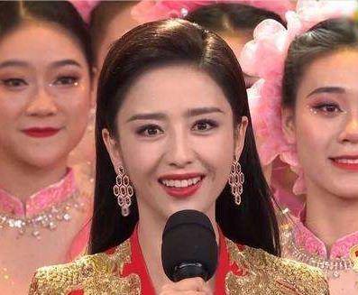 春晚女主持人的妆容连续两年上热搜,眉妆与口红,评价毁誉参半!