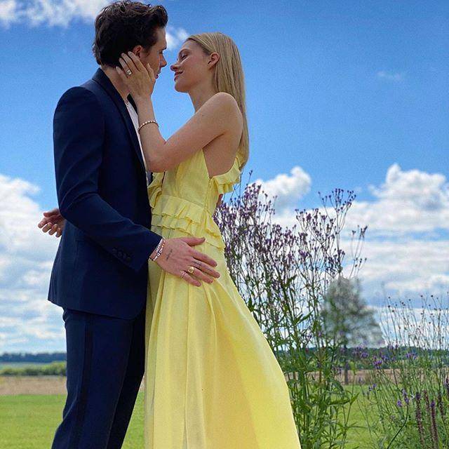 18岁罗密欧晒与女朋友合影，扎着小辫五官与贝嫂