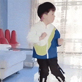 搞笑gif-大姐,我建议你找个棍子,毕竟越上越高!