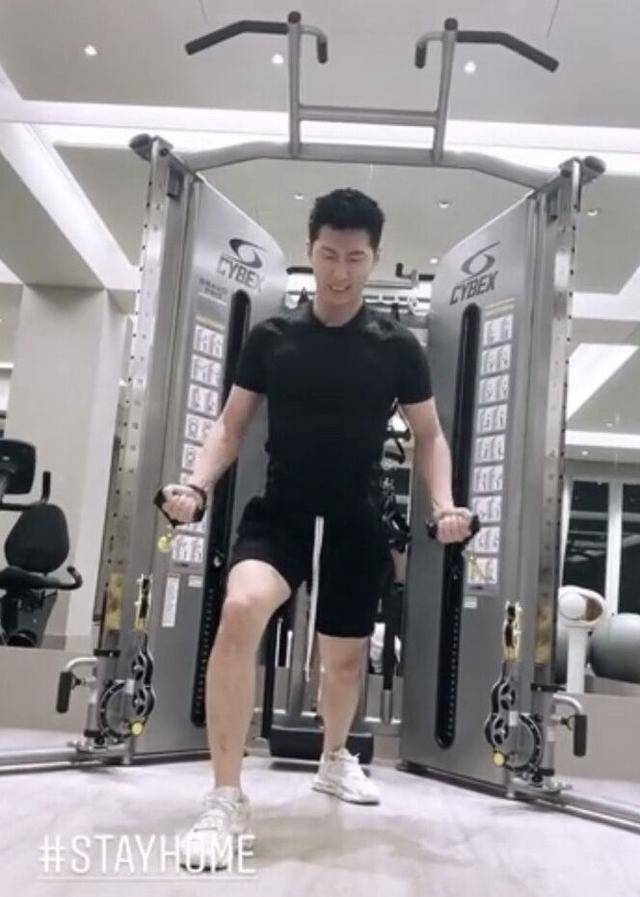 赌王葬礼三天后何超莲深夜晒窦骁在豪宅健身视频疑似已同居