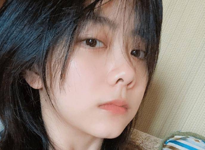 原创谭松韵给粉丝发福利,晒素颜自拍怼脸照,这状态确定有30岁?