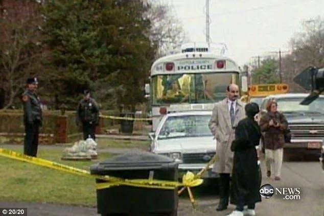 毛骨悚然！2岁被性虐，9岁被绑架，一个拴着铁链