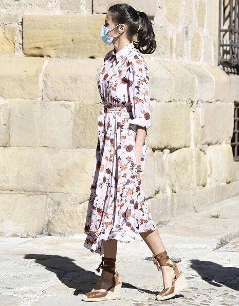 莱蒂齐亚|西班牙王后穿不腻印花裙！凯特心服口服，丑坡跟鞋愣是穿出精彩了