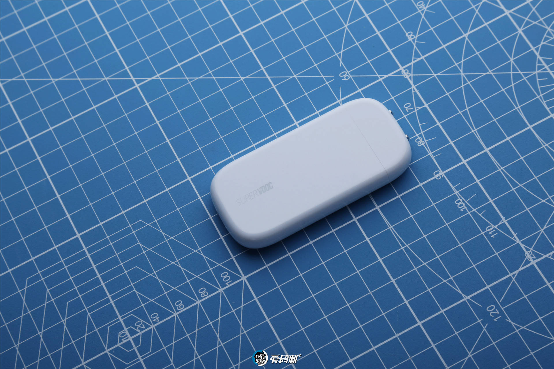 充电器|能装进口袋的50W，OPPO饼干超闪充电器评测