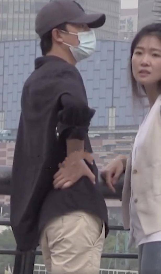 机场|原创黄轩携女友再次现身机场，大方挥手打招呼，女友素颜出镜目光无神