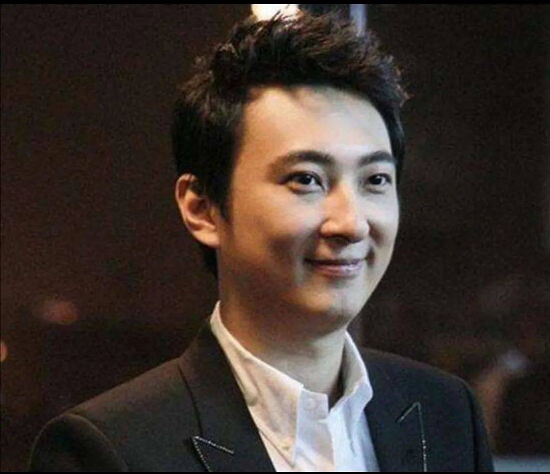 破产一身轻？王思聪带两美女吃路边摊，侃侃而