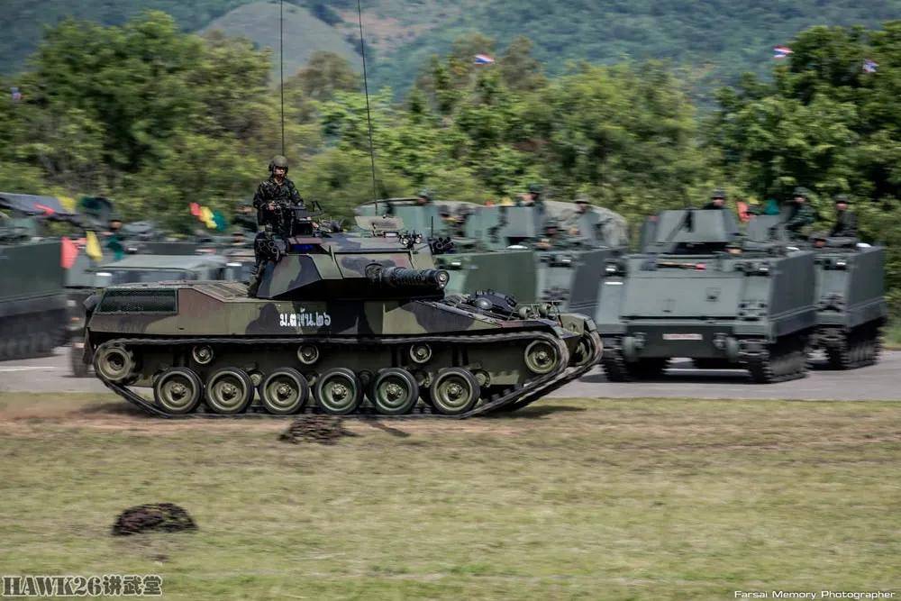 泰国陆军战术检查演习"魟"式轻型坦克登场 表演快速行驶和射击