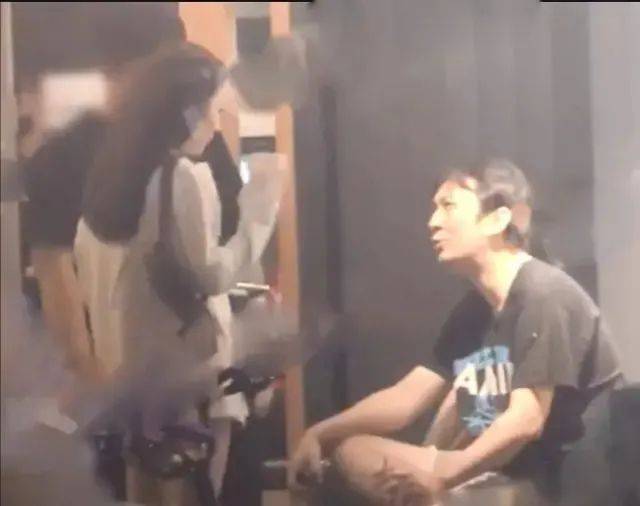 破产一身轻？王思聪带两美女吃路边摊，侃侃而