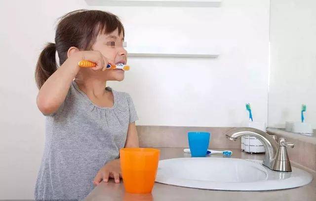 孩子不爱洗脸刷牙,可能是触觉出了问题,这位宝妈这样