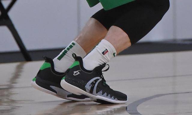 安踏|海沃德新战靴曝光!安踏延续里程碑,汤神涅槃重生稳了