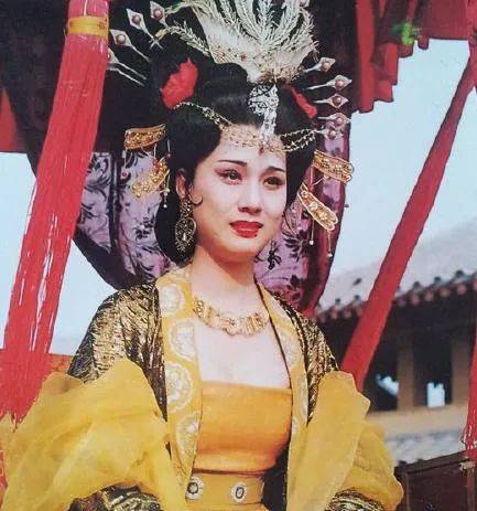 建群|除了演员还是设计师，这些剧的服装都是她设计的，温婉才女走了