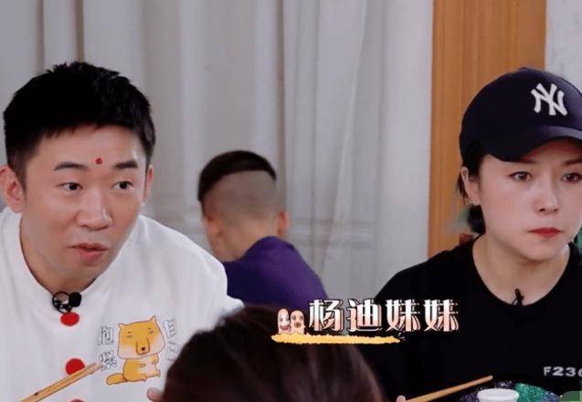 原创杨迪回老家看望爸妈,妹妹也在家,当兄妹俩同框,妹妹比他像明星