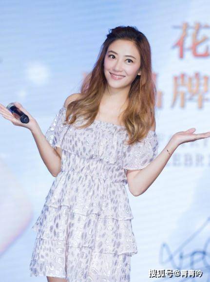 服装|“腿精女神”应采儿，身穿碎花裙秀美腿，女神范十足