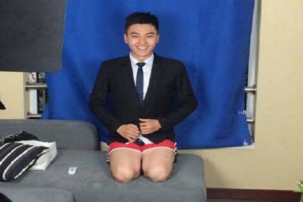 要求|《新闻联播》主持人妆容要求严格，下半身却穿成这样就出来了