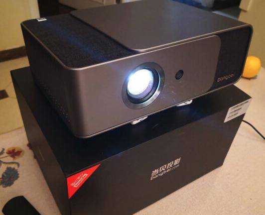 毛晓彤|《三十而已》播出,网友说乱编靠想象不懂真实白领?当贝投影仪大屏看了还行