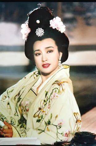 建群|除了演员还是设计师，这些剧的服装都是她设计的，温婉才女走了