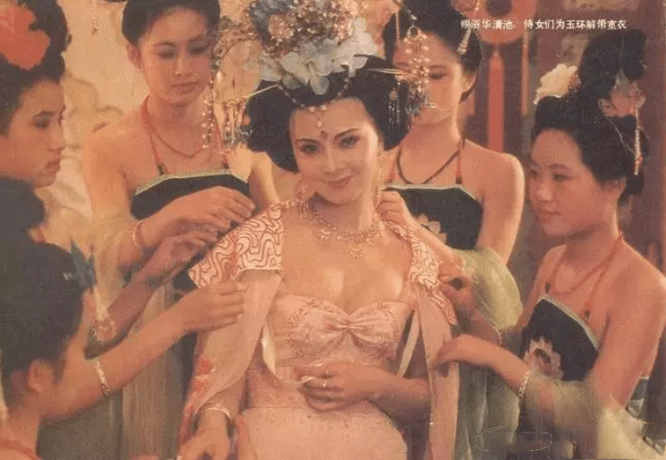 建群|除了演员还是设计师，这些剧的服装都是她设计的，温婉才女走了