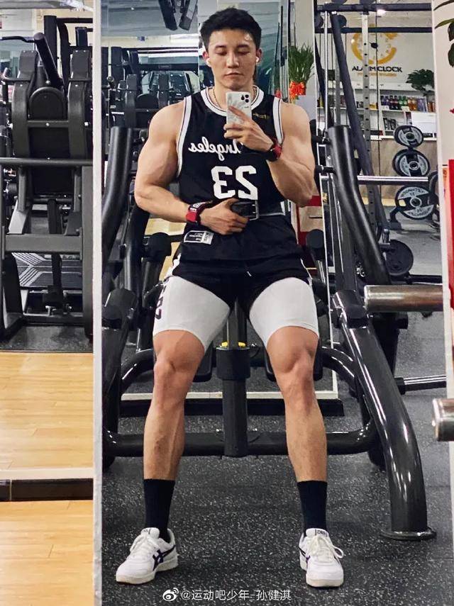彭于晏的肌肉 黄景瑜的脸,这位肌肉小哥也太可了