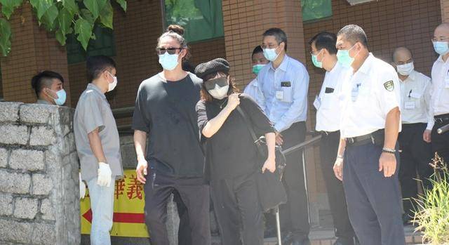 何猷君|原创赌王移灵仪式结束，何家人上香鞠躬拜别，何猷君心情激动转头拭泪