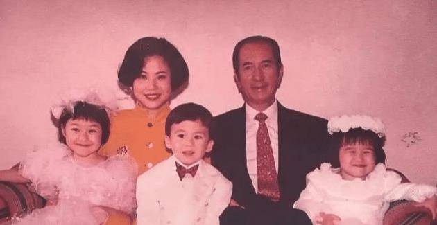 年轻的陈婉珍是当之无愧的大美人,挽起头发印花旗袍尽显高贵,年近七十