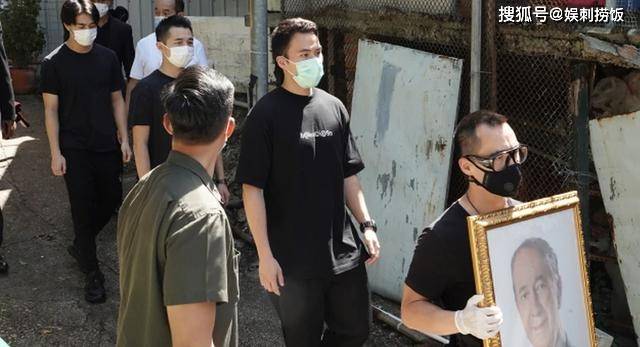 赌王灵柩移送义庄暂存，何猷龙捧亡父遗照，待