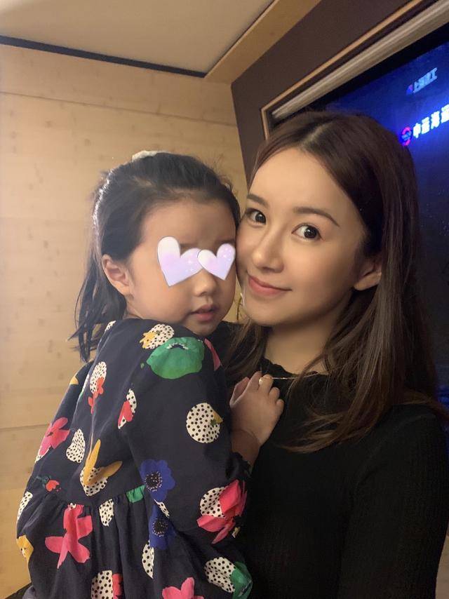 陈赫老婆张子萱晒和大女儿合影,女儿安安五官神似陈赫