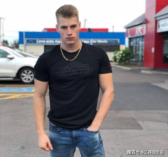 原创五官深邃的欧美肌肉型男练就倒三角身材,人鱼线和腹肌宛如刀刻!