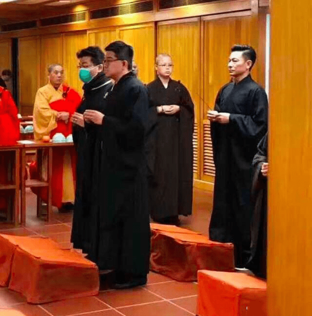 刘德华抄佛经为受灾人群祈福,吃斋六年 习惯都是太太培养的