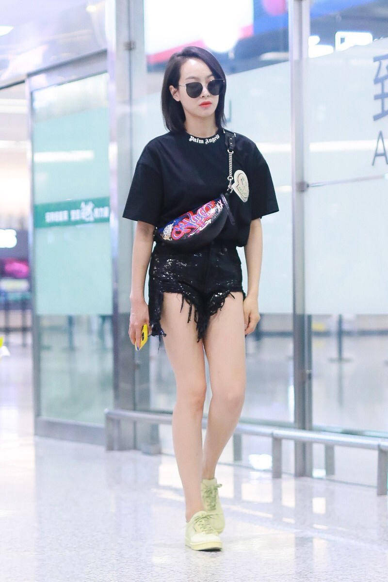 挎包|街拍：包包挎胸前呈现出了时髦范，更添酷炫！超模和女星都这样搭