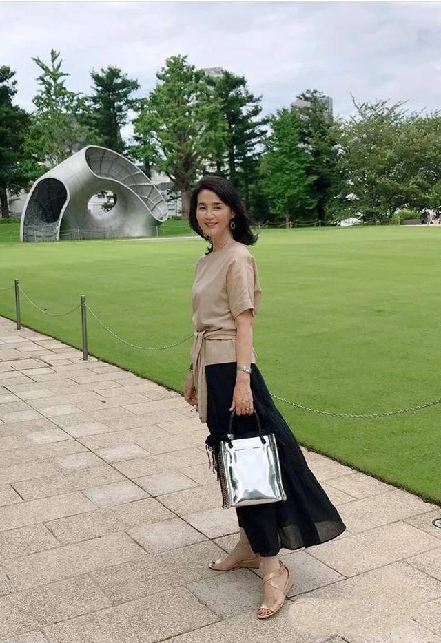 原创50岁女人不做老阿姨,这么穿简约优雅,比凹少女感高级多了