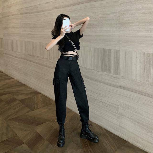 设计|还在穿淑女小香风？今年夏天更流行“炫酷风”，上身利落有型