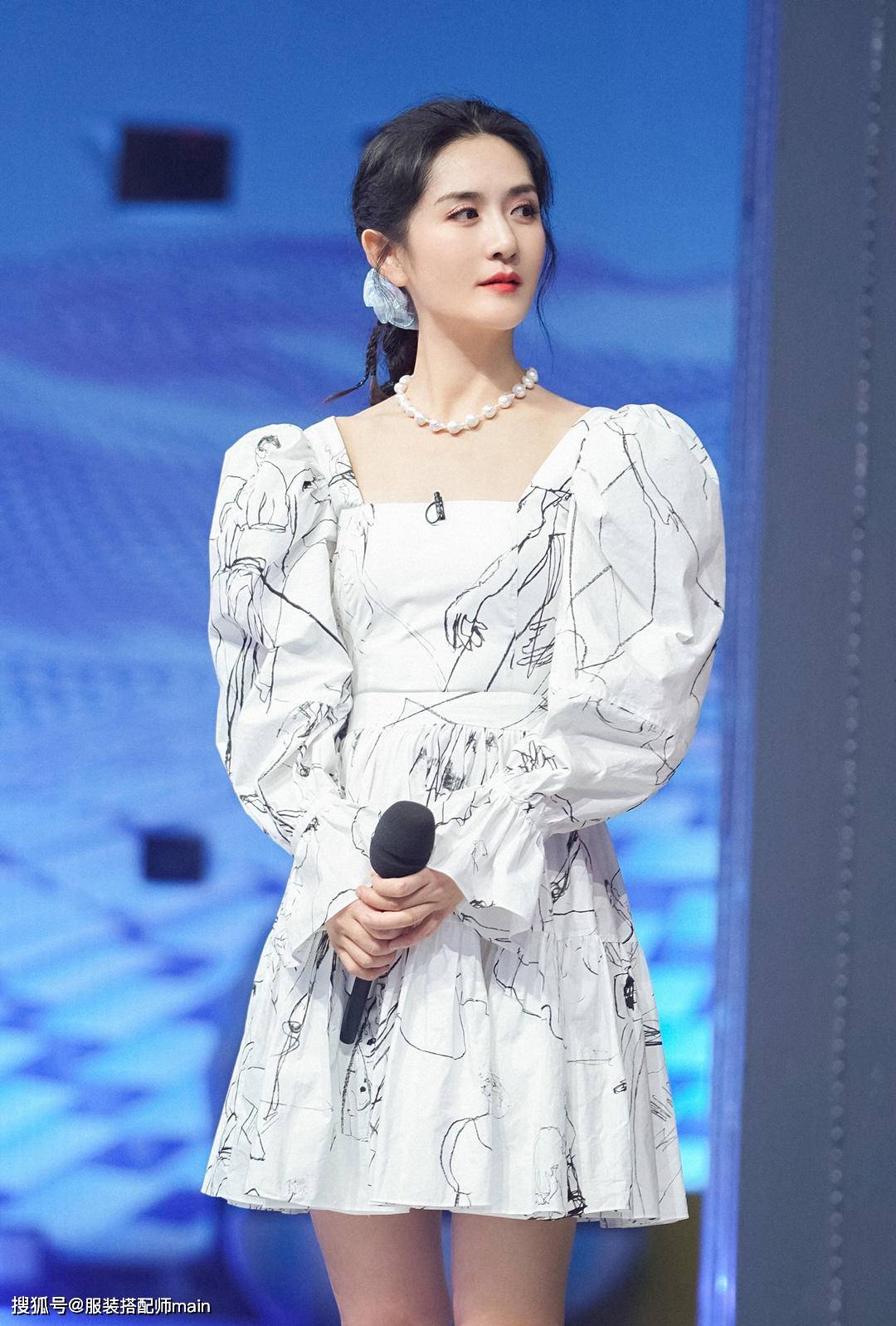 荧光|谢娜度假真会穿，荧光绿T恤配半身裙秀小蛮腰，戴满头发卡显俏皮