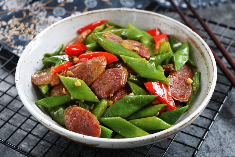 扁豆炒腊肠是一道有名的湘菜,绿色的扁豆配上红色的辣椒,红红绿绿的