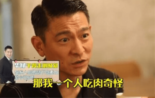 刘德华抄佛经为受灾人群祈福,吃斋六年 习惯都是太太培养的