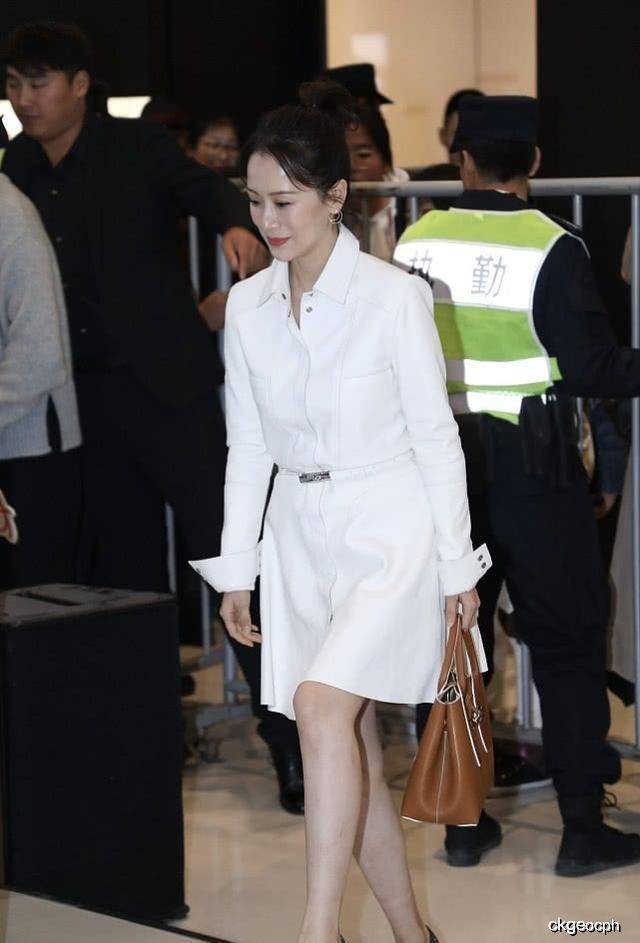 显得|海清长发邋遢没气质，肤色蜡黄干瘦，被董璇衬托的很老！