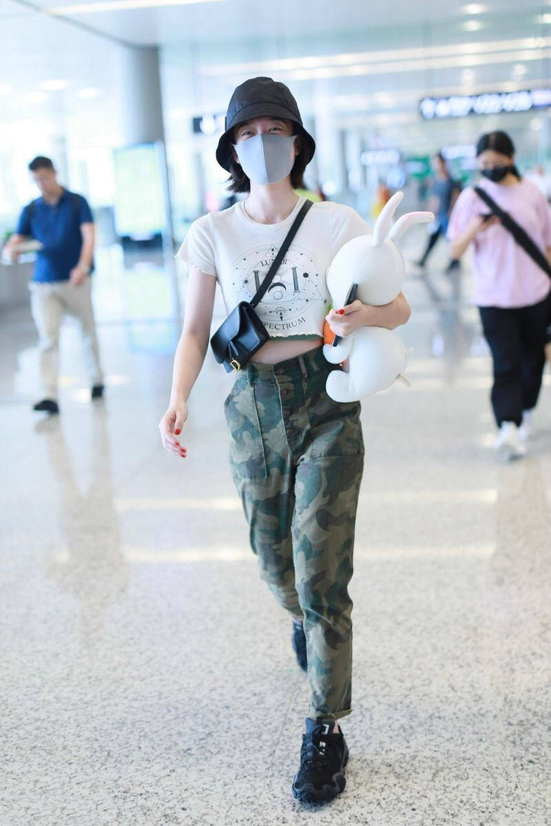 挎包|街拍：包包挎胸前呈现出了时髦范，更添酷炫！超模和女星都这样搭