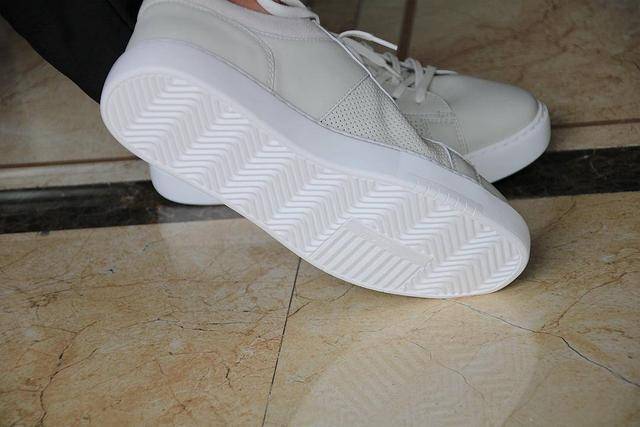 皮鞋|皮鞋的舒适度居然这么好？七面“轻功”凉感小白鞋体验