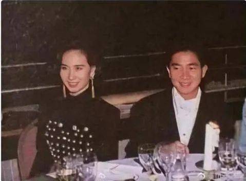 父亲|原创赌王葬礼上，何超琼让旧爱与父亲同框：原来，她一直未能忘记他