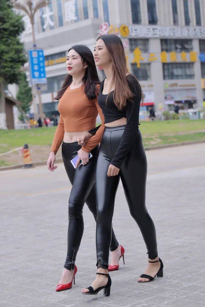 街拍丨穿皮裤的美女
