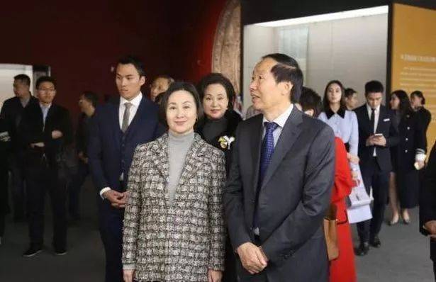 父亲|原创赌王葬礼上，何超琼让旧爱与父亲同框：原来，她一直未能忘记他