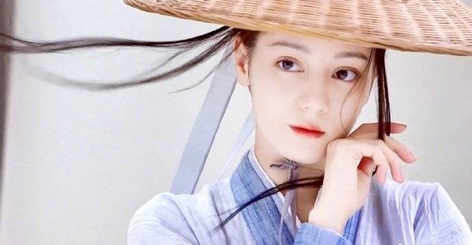 热巴|热巴重回颜值巅峰,剪刘海变身人间芭比,真是换刘海如换脸吗?