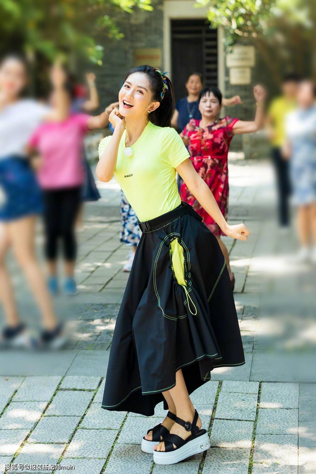 荧光|谢娜度假真会穿，荧光绿T恤配半身裙秀小蛮腰，戴满头发卡显俏皮