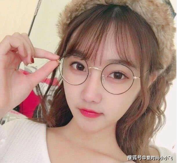 原创女生戴眼镜会拉低颜值,脸上一般都有这3个特征,难怪没有异性缘