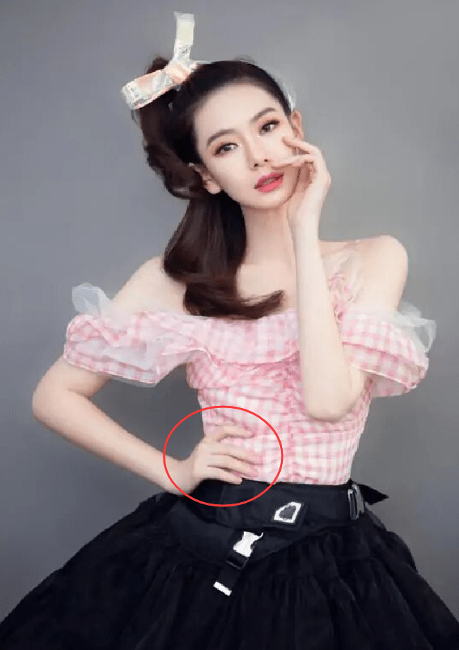 御姐|戚薇果然拥有超模气质，公主裙穿出御姐范，手的摆放成亮点