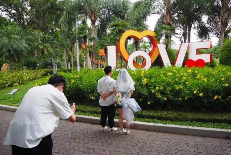 新人在东风公园拍照海珠区:在婚姻登记处门前专门建设婚姻家庭文化小